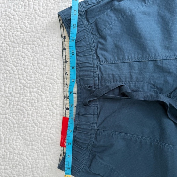 The North Face Women's Navy Cargo Shorts - Picture 3 of 9